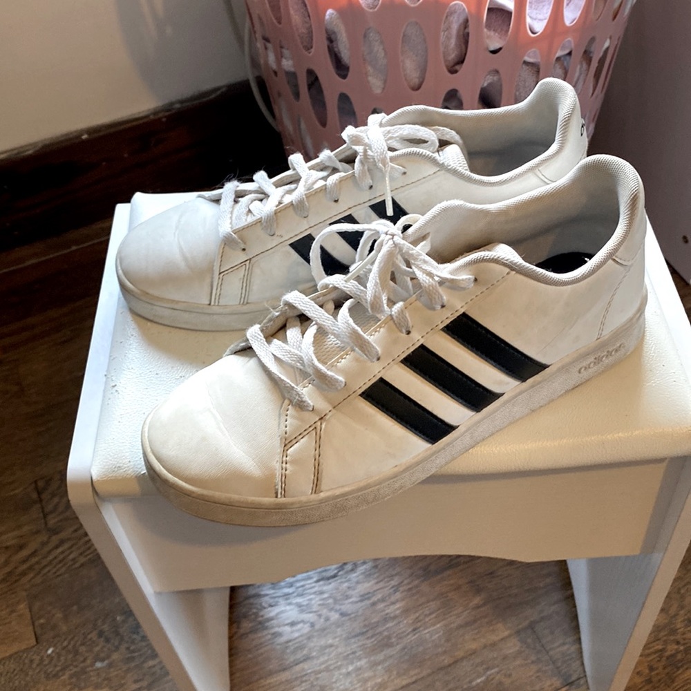 White adidas shoes size 6 women’s
